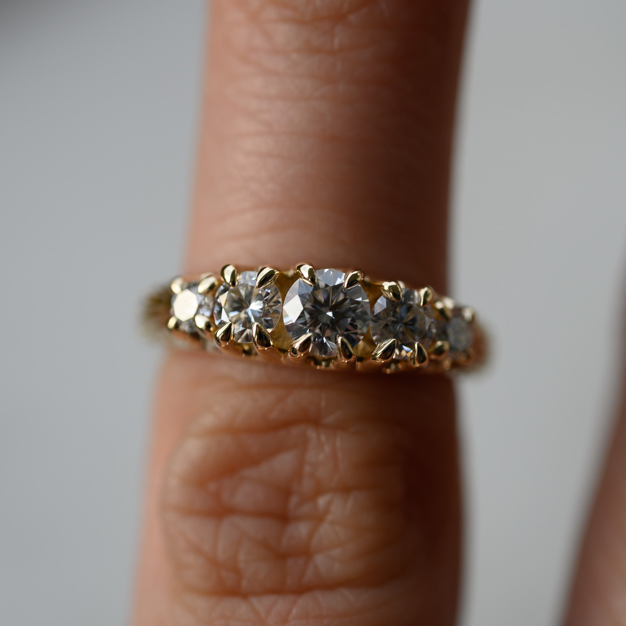 RESERVADO Anillo de compromiso de 5 piedras de inspiración vintage de 14 quilates
